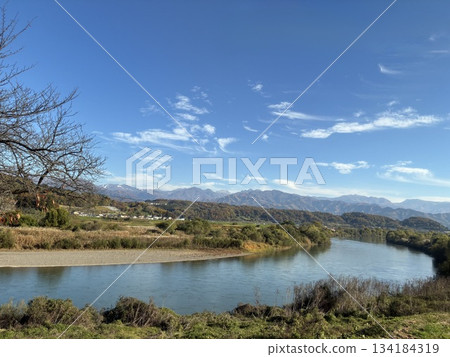 The Chikuma River seen from the window of an Iiyama Line train (November, Kamiimai, Nakano City, Nagano Prefecture) 134184319
