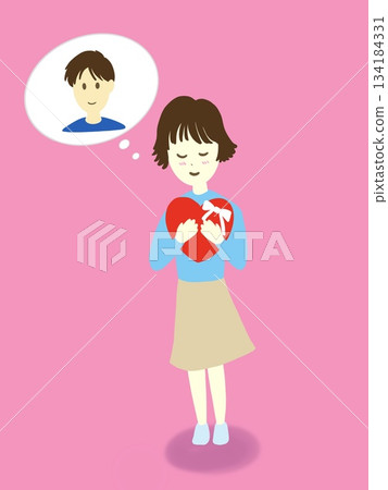 女孩想起男友，臉頰泛紅，緊緊抱著禮物。 134184331