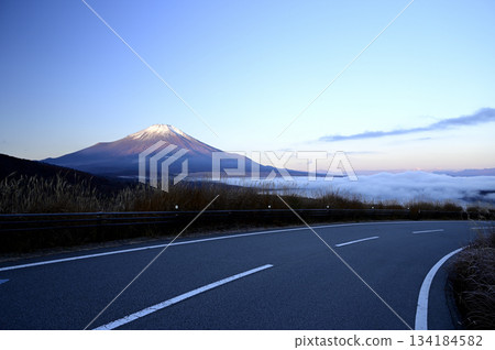 十一月，富士山的黎明（照片攝於山中湖村妙神山全景附近） 134184582