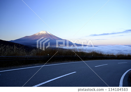 十一月，富士山的黎明（照片攝於山中湖村妙神山全景附近） 134184583