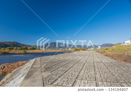 京都桂川初冬景色 134184807