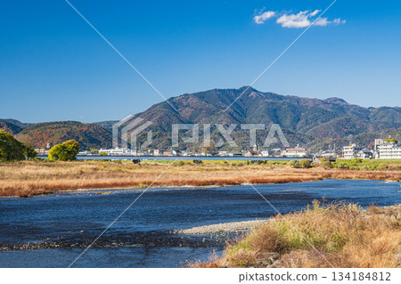 京都桂川初冬景色 134184812