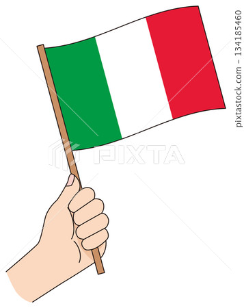 一手拿著一面簡單的義大利國旗。 134185460