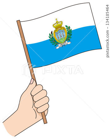一手拿著一面簡單的聖馬力諾國旗 一手拿著一面簡單的聖馬力諾國旗 134185464