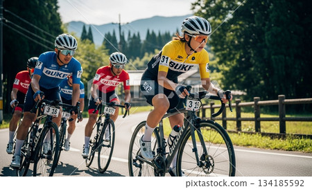 和朋友一起爬山 134185592