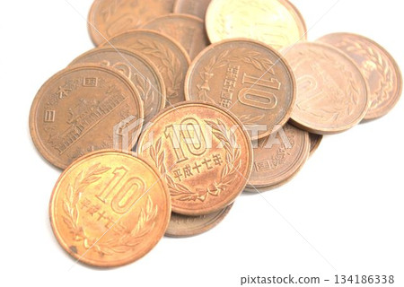 一疊疊10日圓硬幣 一疊疊10日圓硬幣 134186338