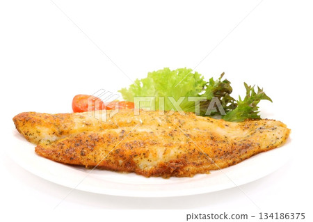 淺色背景上的白鯰魚（煎蛋）菜餚。 134186375