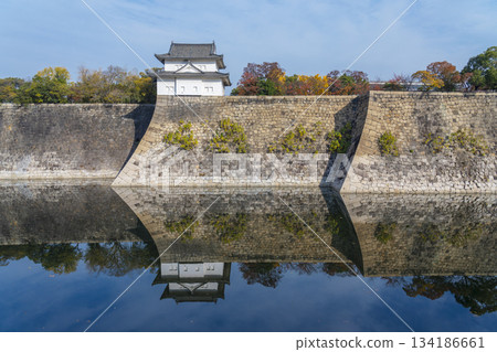 大阪城,第六天守閣,南外護城河,秋季紅葉季 大阪城,第六天守閣,南外護城河,秋季紅葉季 134186661