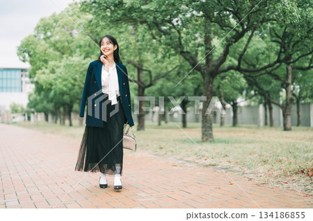 女人外出 134186855