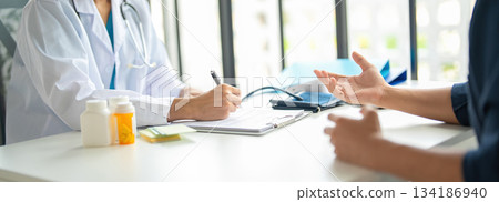 A patient explaining to a doctor. 134186940