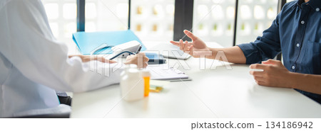 A patient explaining to a doctor. 134186942