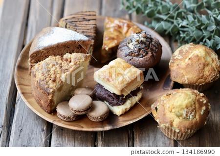相思木盤上擺放著各種烘焙食品 134186990