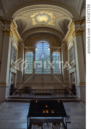 Architecture interior of St Martin-in-the-Fields is Neoclassical style. 134187156