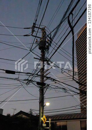 電線桿在晚上 134187198