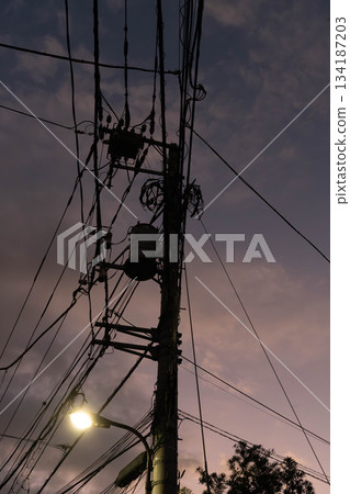 電線桿在晚上 134187203