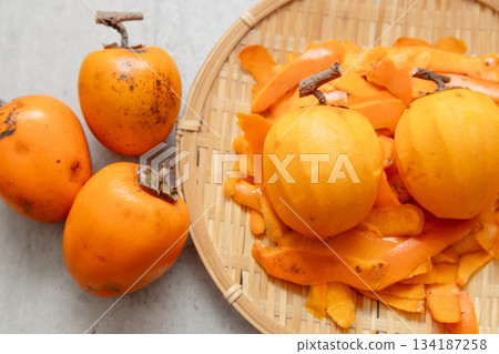 用於晾曬的去皮柿子、去皮柿子和未去皮柿子 134187258