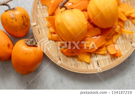 用於晾曬的去皮柿子、去皮柿子和未去皮柿子 用於晾曬的去皮柿子、去皮柿子和未去皮柿子 134187259