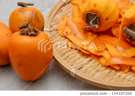 Peeled persimmons for drying, the peeled persimmons and the unpeeled persimmons 134187260
