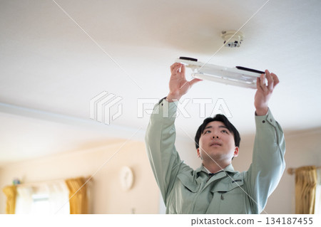 更換吸頂燈 更換吸頂燈 134187455