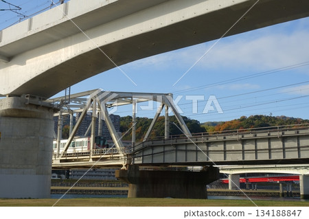 從河床上看到的鐵路 從河床上看到的鐵路 134188847