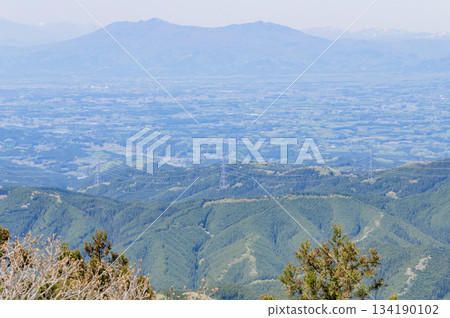View from the summit of Mount Yamizo in Ibaraki (towards Mount Takahara) 134190102