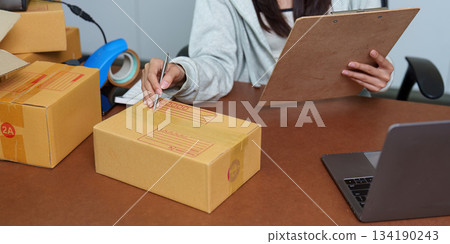 Preparing Packages for Shipment with Checklist 134190243