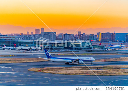 【東京】羽田機場景色:飛機滑行 【東京】羽田機場景色:飛機滑行 134190761