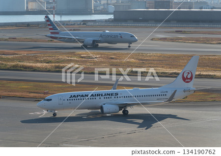 [Tokyo] Scenery of Haneda Airport: Planes taxiing 134190762