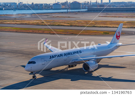 [Tokyo] Scenery of Haneda Airport: Planes taxiing 134190763
