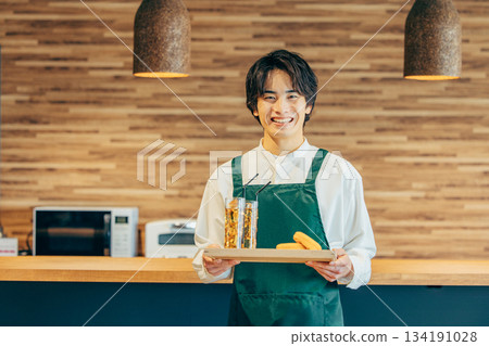 一個人在一家咖啡館工作 134191028