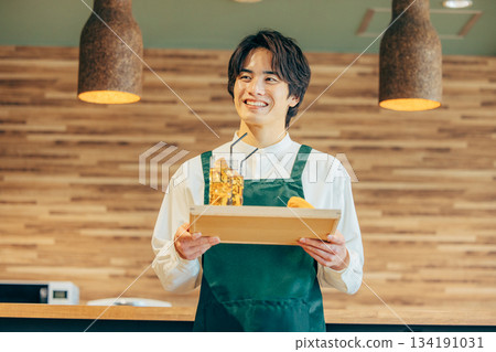 一個人在一家咖啡館工作 134191031