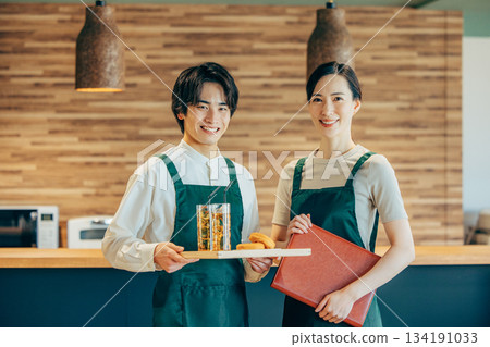 Men and women working at a cafe 134191033
