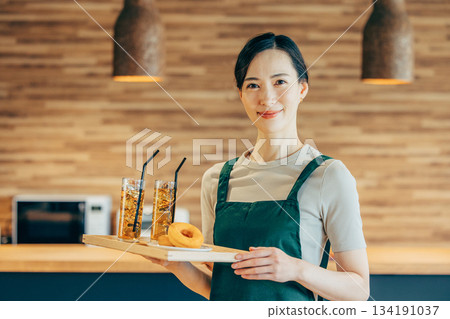 在一家咖啡館的職員 134191037