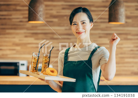 在一家咖啡館的職員 134191038