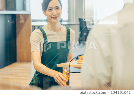 在一家咖啡館的職員 134191041