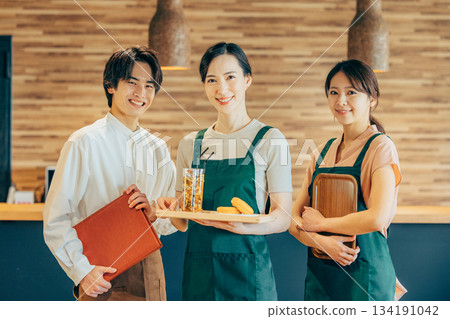 男人和女人在一家咖啡館工作 134191042