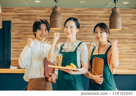 男人和女人在一家咖啡館工作 134191045