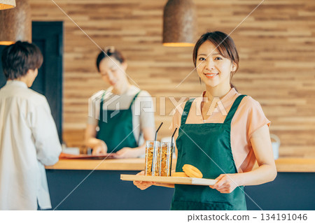 一個女人在一家咖啡館工作 134191046