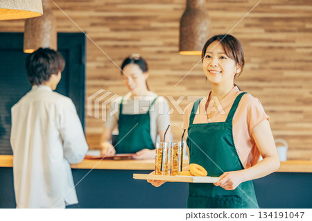 一個女人在一家咖啡館工作 134191047