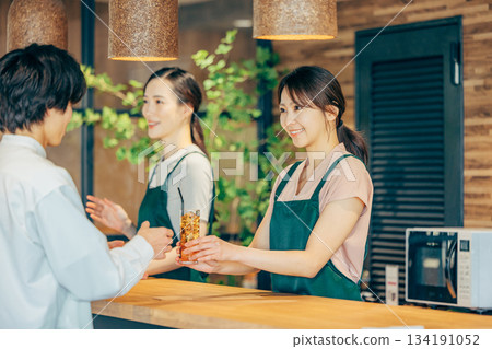 一個女人在一家咖啡館工作 134191052