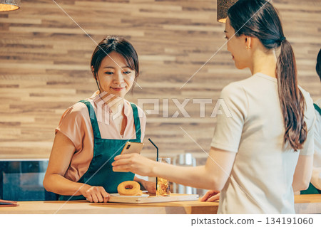 咖啡館店員正在查看訂單 134191060