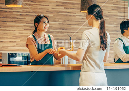 咖啡廳店員女人 134191062
