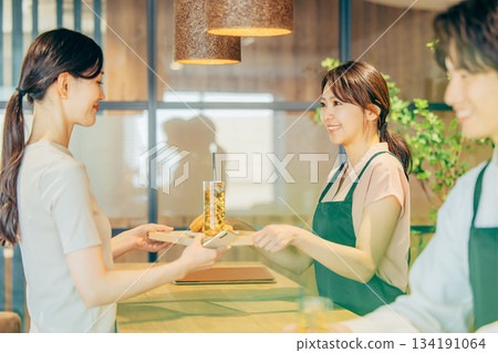咖啡廳店員女人 134191064