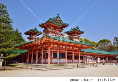 京都平安神宮，在藍天的襯托下熠熠生輝 134191186