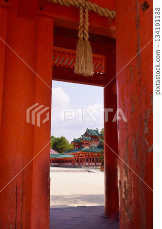 京都平安神宮，在藍天的襯托下熠熠生輝 134191188