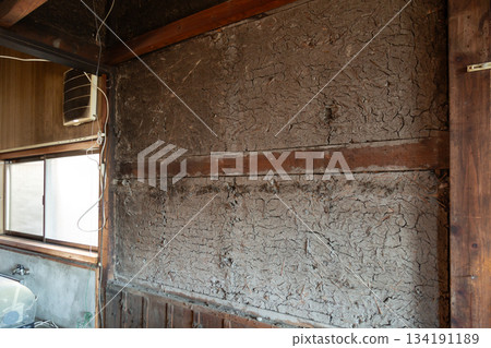 拆除工地上老房子的土牆 134191189