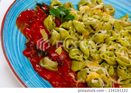Appetizing tortellini with cheese and tomatoe sauce 134191332
