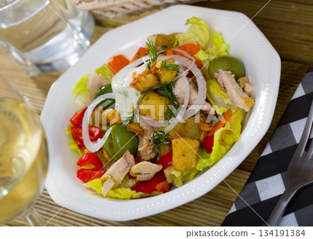 Warm salad of vegetables, chicken 134191384