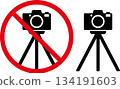 禁止使用相機三腳架的圖示用於設施和旅遊景點的警告標誌。 134191603