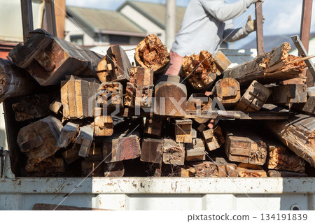 在拆除現場清除舊房屋的廢棄物 134191839